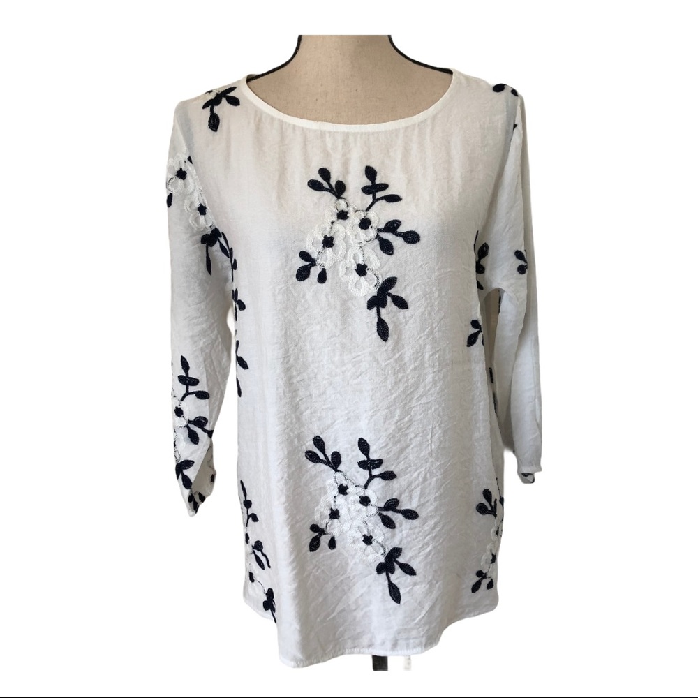 Royal Rose 3/4” Sleeve Top Blue & White Flower • L